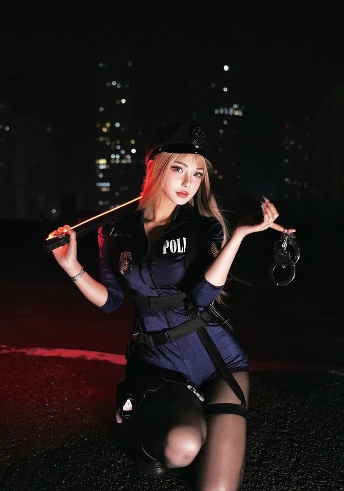 Cosplay cảnh sát nhìn vừa nghiêm vừa sexy