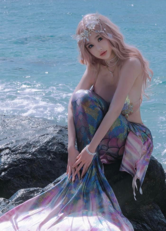 Cosplay nàng tiên cá với mái tóc lượn sóng tự nhiên