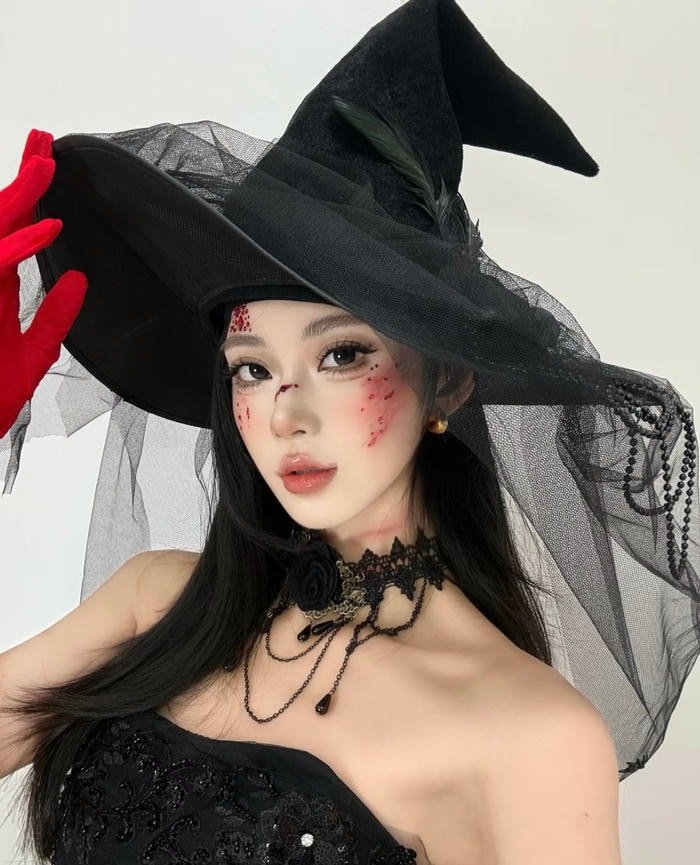 Cosplay phù thủy với mũ và áo choàng quen thuộc
