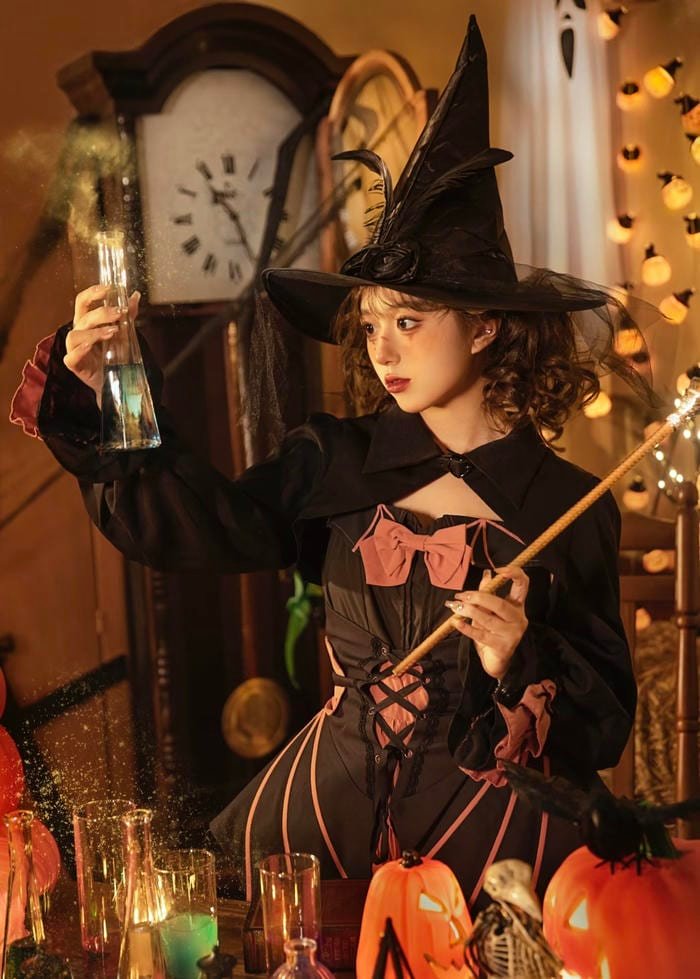 Cosplay phù thủy với trang phục tối màu nhìn khá cuốn