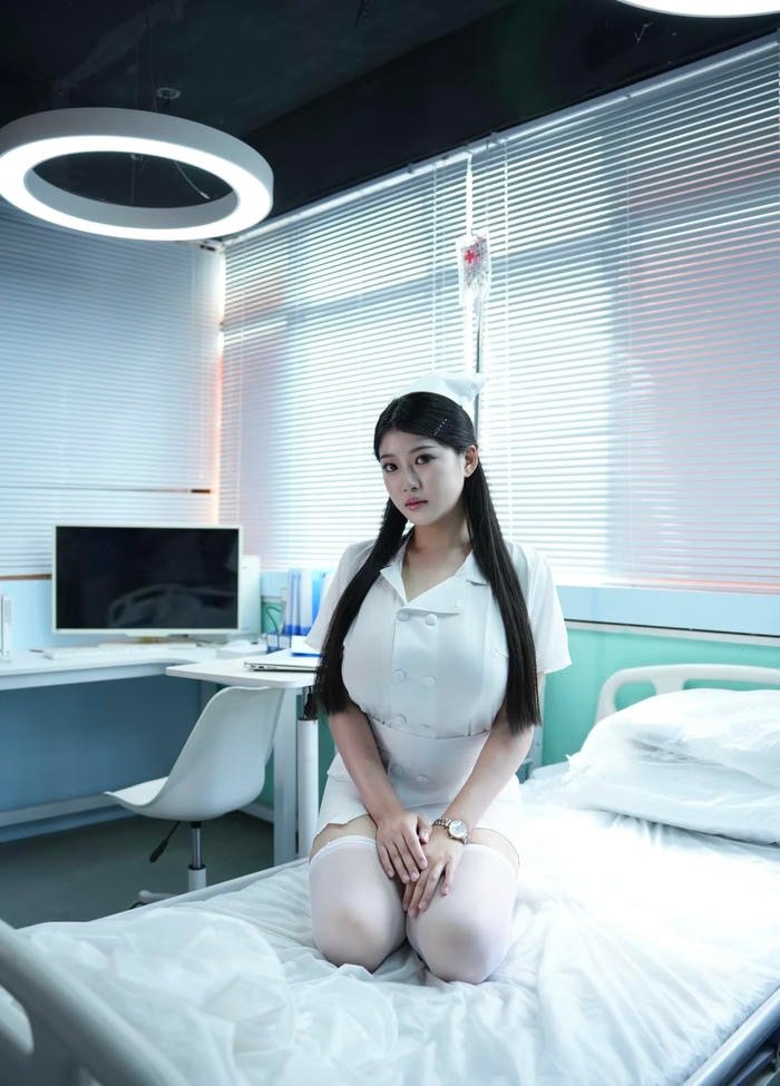 Cosplay y tá sexy mặc váy trắng ngắn cũn ôm sát