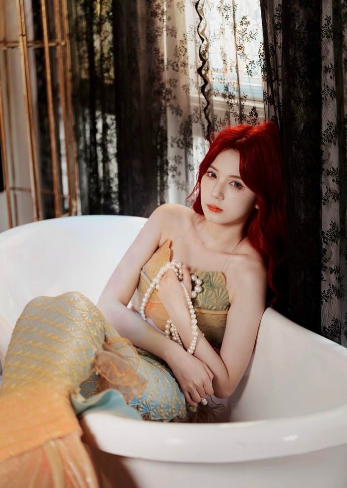 Cosplayer nàng tiên cá diện váy đuôi cá nhẹ nhàng bay