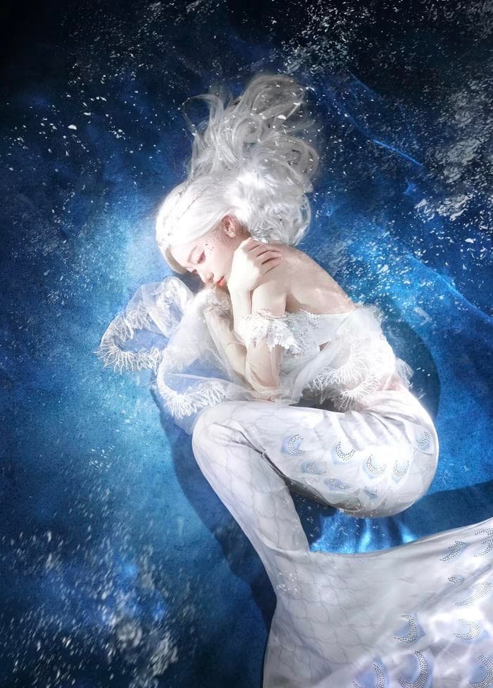 Cosplayer nàng tiên cá với chiếc đuôi cá màu ngọc trai