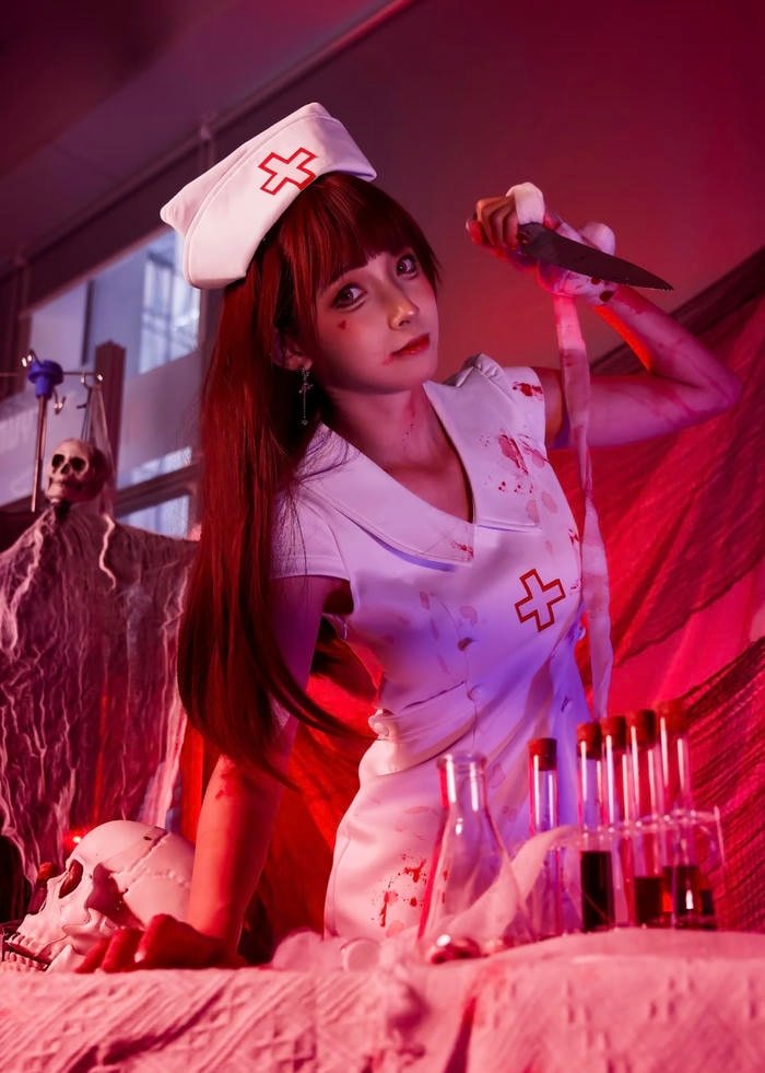 Cosplayer y tá sexy diễn xuất mạnh mẽ và kinh dị