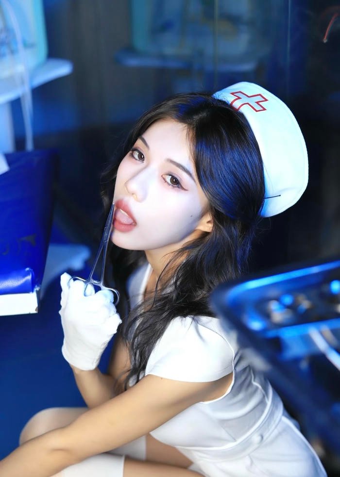 Cosplayer y tá sexy thể hiện sự trưởng thành và lôi cuốn