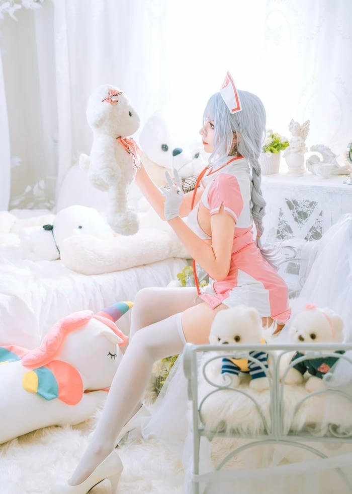 Cosplayer y tá thể hiện sự đáng yêu và lôi cuốn