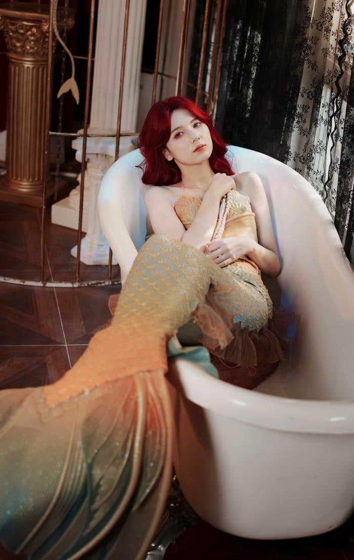 Dáng người thanh thoát cosplay nàng tiên cá ẩn hiện