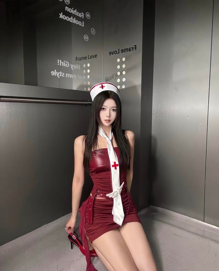 Dáng vóc cân đối của cosplayer y tá sexy gây nghiện