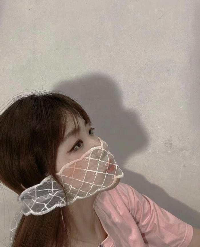 Gái xinh che mặt bí ẩn