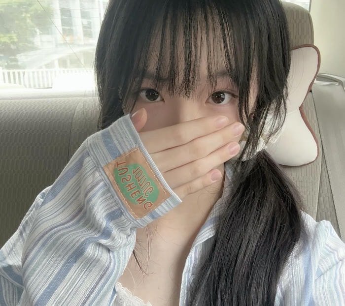 Gái xinh che mặt dễ mến