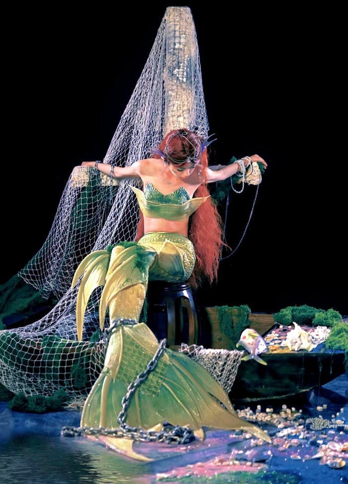 Hình ảnh cosplay nàng tiên cá bị trói