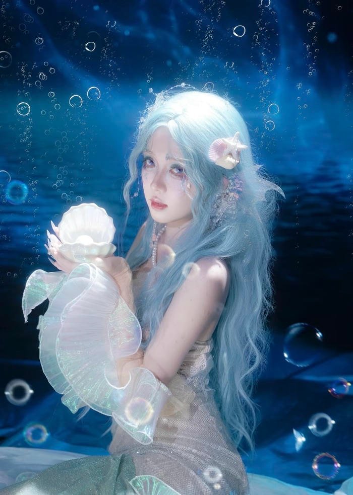 Khoảnh khắc cosplay nàng tiên cá với đôi mắt mơ màng