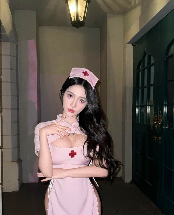 Nét duyên dáng quyến rũ cosplayer y tá sexy khó cưỡng