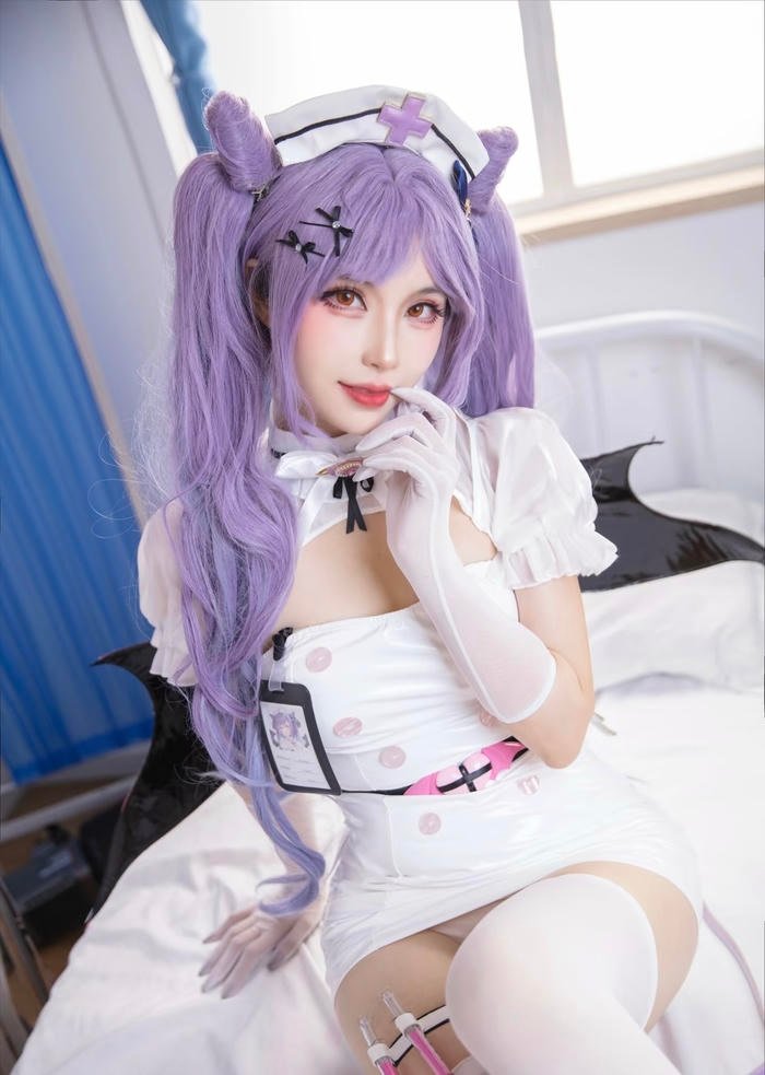 Người đẹp cosplay y tá sexy diện trang phục ngắn cũn cỡn