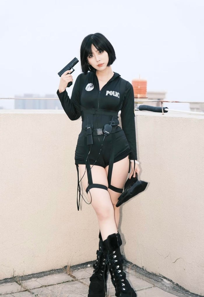Người đẹp diện trang phục cosplay cảnh sát nữ sexy bó sát