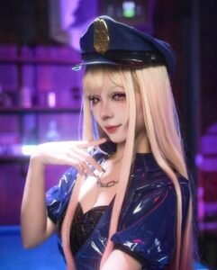 Nhân vật hóa thân cảnh sát với thần thái quyến rũ