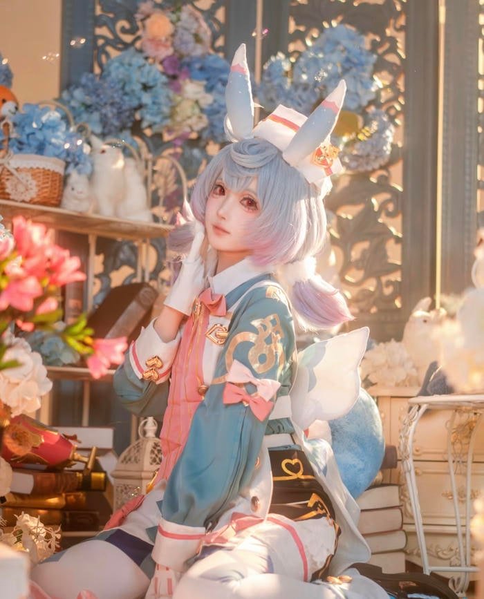 Nhân vật trong bộ cosplay nhìn hiền và dễ mến
