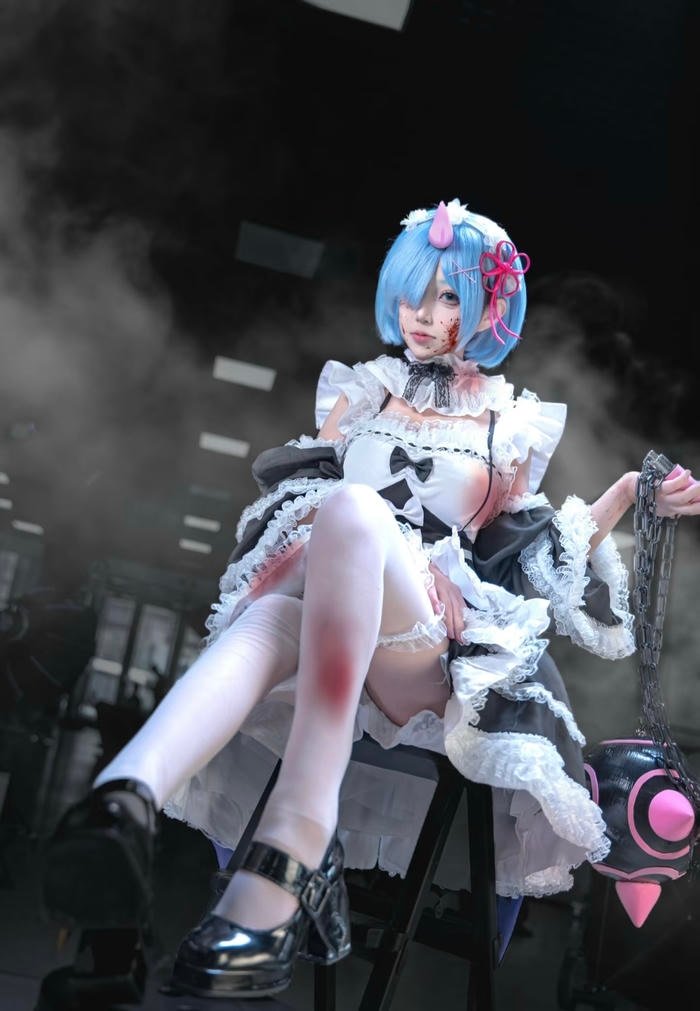 Rem cosplay anime girl
