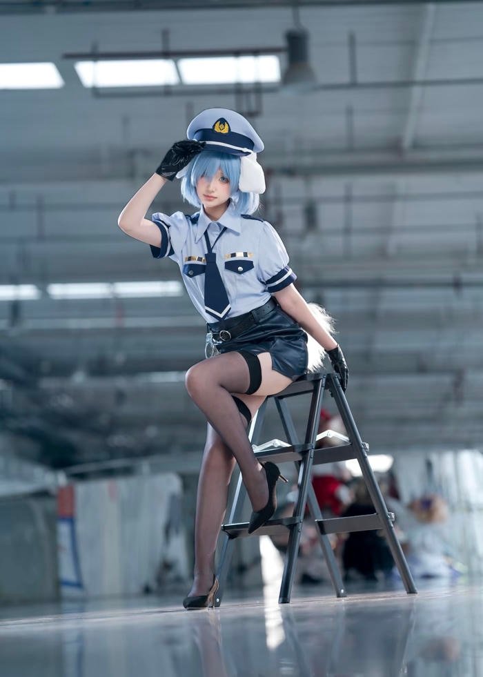 Trang phục cảnh sát tôn dáng khá rõ