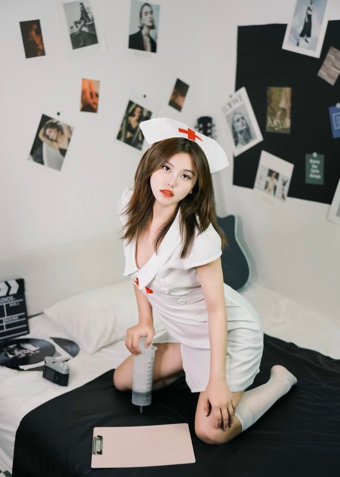 Trang phục cosplayer y tá sexy được cắt xẻ