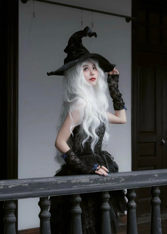 Trang phục phù thủy khiến nhân vật cosplay nổi bật