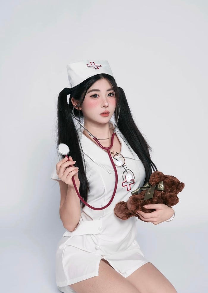 Vẻ đẹp bùng nổ của cosplayer y tá sexy khiến người ta ngộp thở
