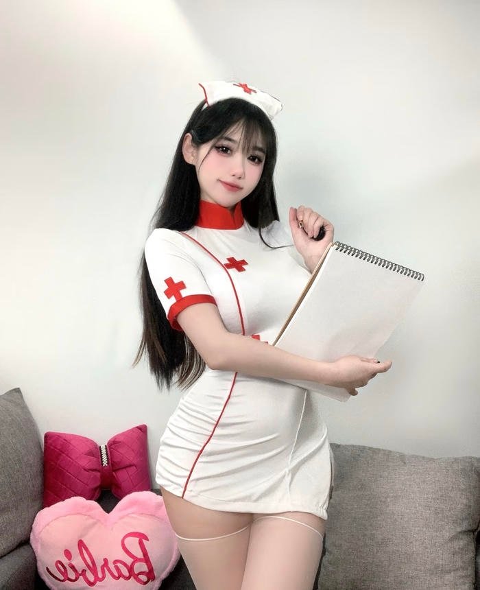 Vẻ đẹp thuần thục của cosplayer y tá sexy làm xao xuyến