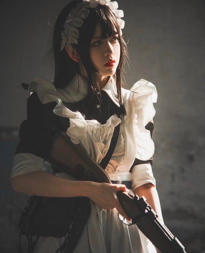 concept hầu gái với trang phục đen trắng