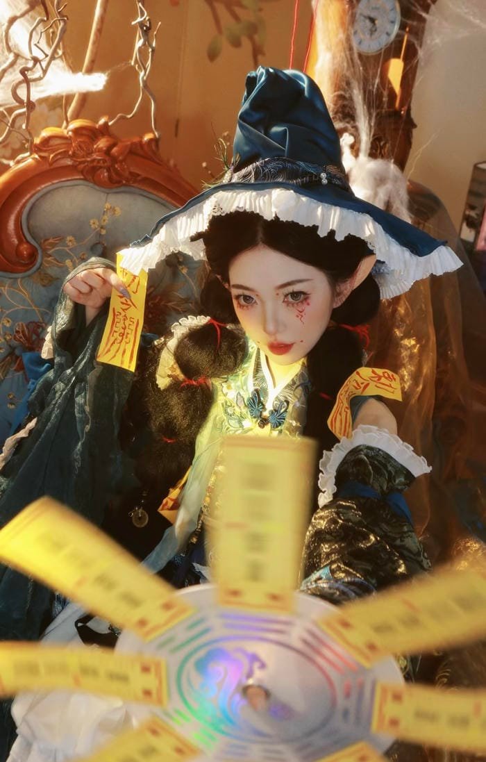 cosplay phù thủy chi tiết tinh tế và hài hòa ánh sáng