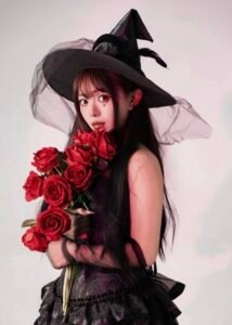 cosplay phù thủy với biểu cảm bí ẩn cuốn người xem