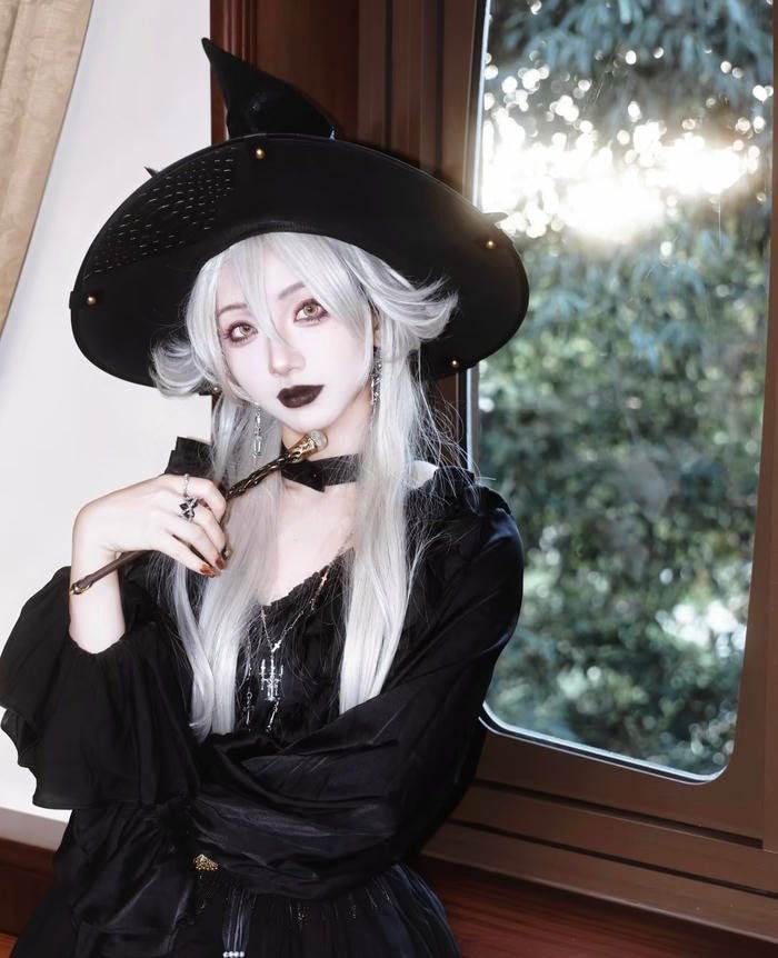 cosplay phù thủy với nét đẹp lạnh lùng thâm sâu khó đoán