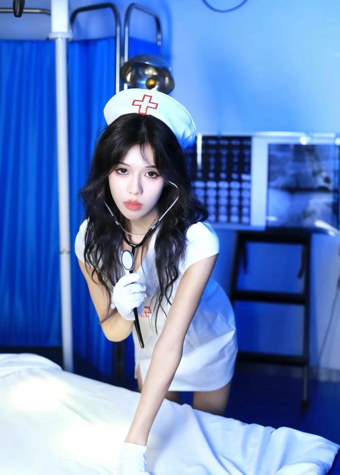 cosplay y tá sexy chụp hình trong phòng bệnh viện