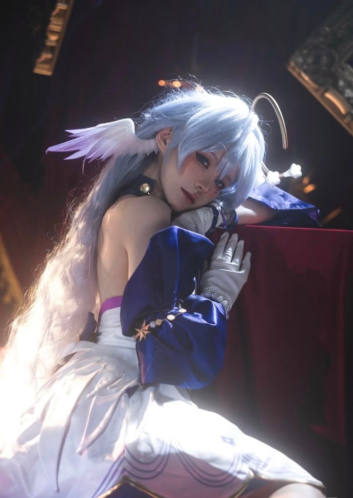 hóa thân anime nữ với concept trong trẻo phối ánh sáng trắng