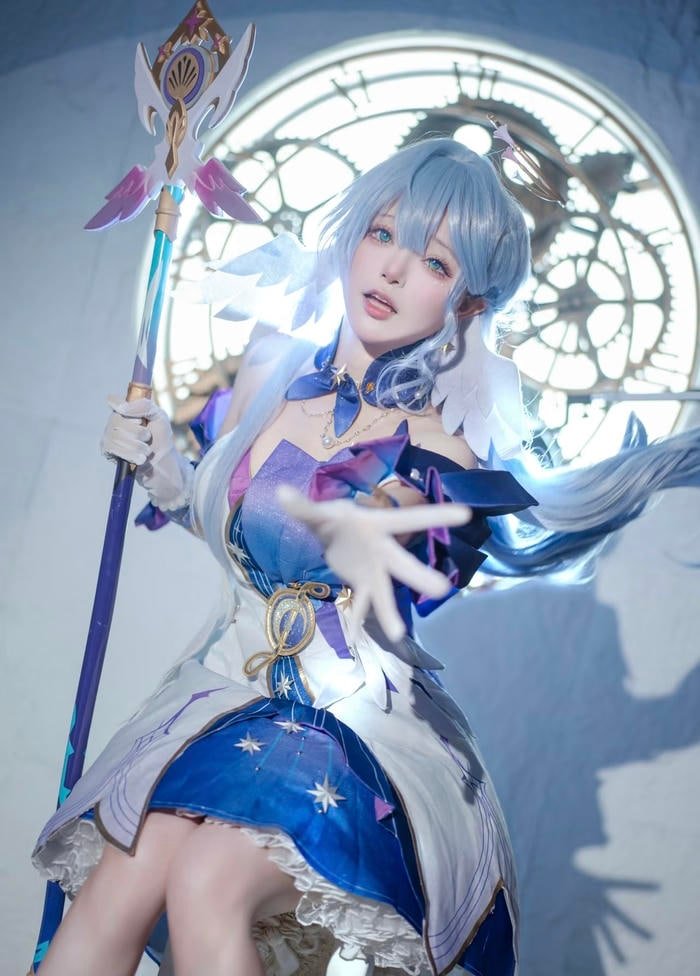 nữ anime cosplay thể hiện nét sang trọng kiểu fantasy