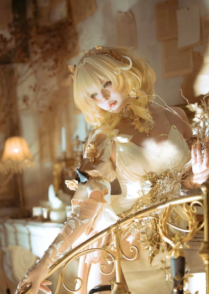 nữ anime cosplay với bối cảnh mang sắc thái huyền bí