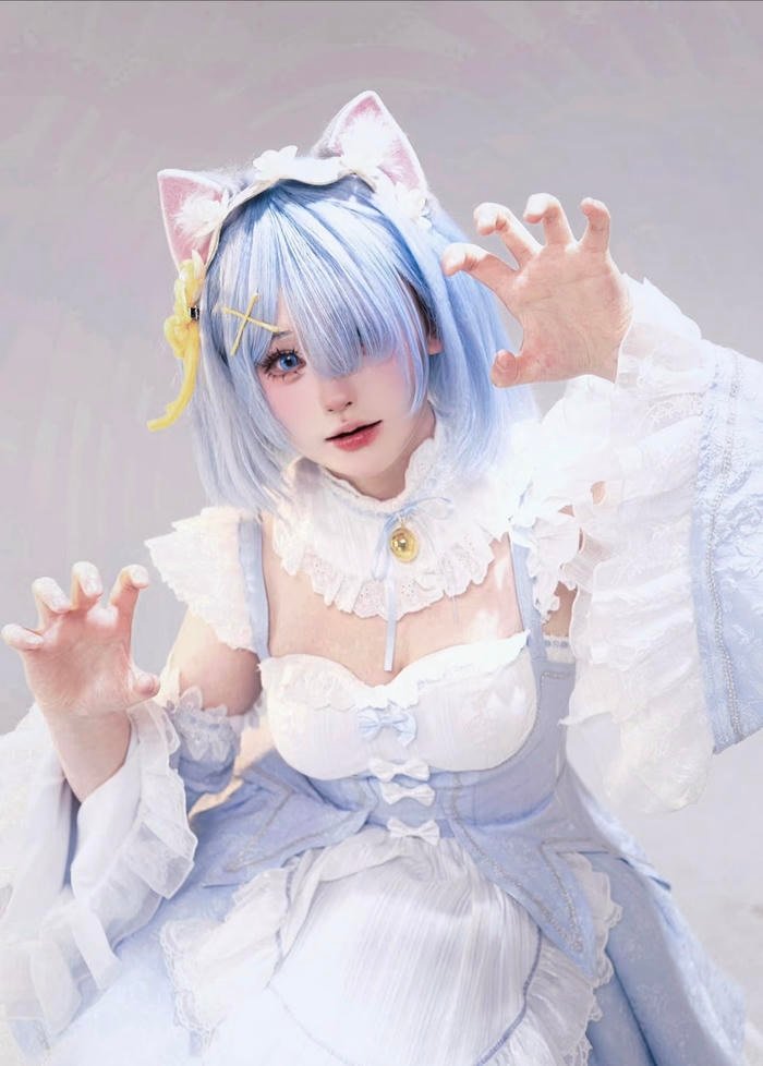 phong cách hầu gái nhấn mạnh nét nữ tính