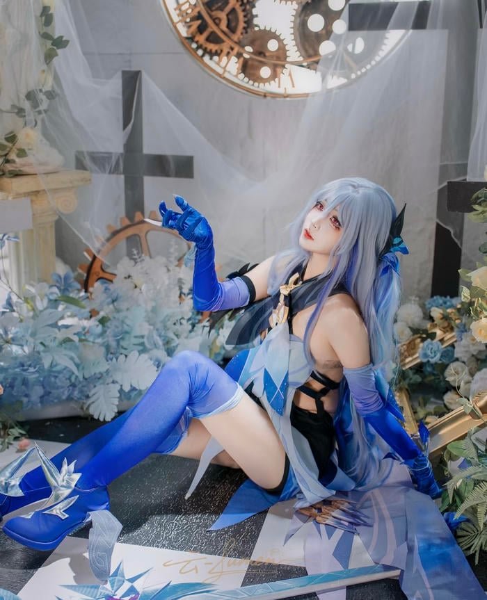 phong thái nữ anime cosplay toát lên vẻ tự tin nổi bật