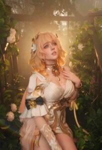 phục trang nữ anime cosplay theo tinh thần thần thoại hiện đại