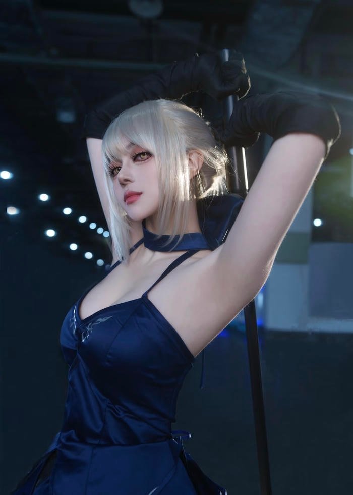 tạo dáng anime cosplay sexy đầy tự tin