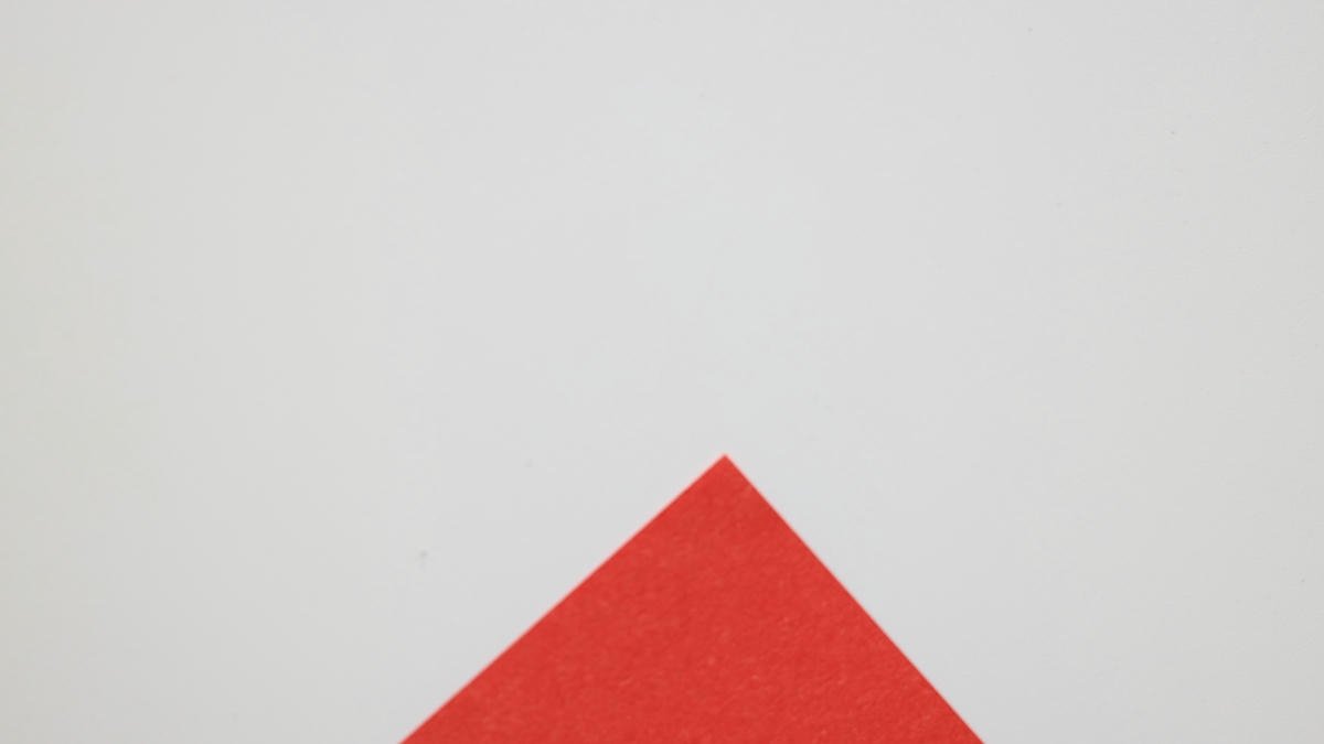 Ảnh nền powerpoint hình tam giác đỏ góc dưới nền trắng