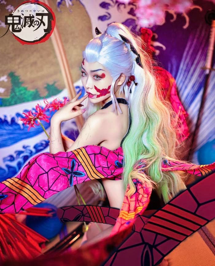 Daki cosplay tạo dáng