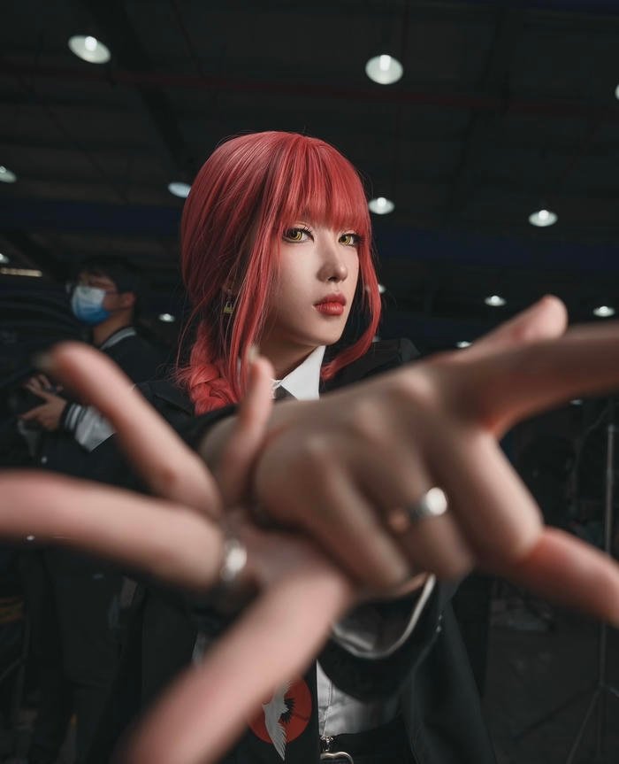 Makima biểu cảm lạnh trong cosplay