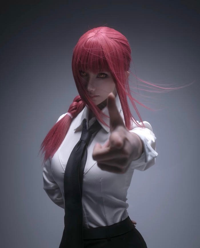 Makima cosplay thần thái quyền lực