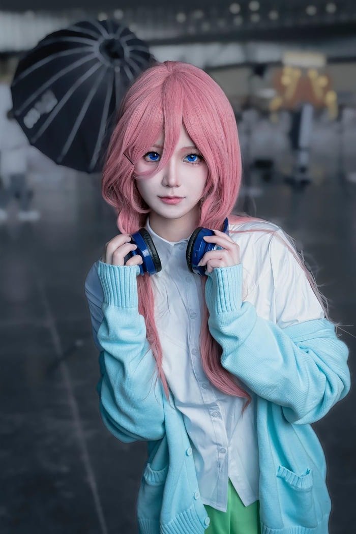 ảnh Miku Nakano full body