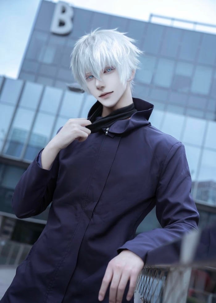cosplay Gojo tạo dáng ngầu