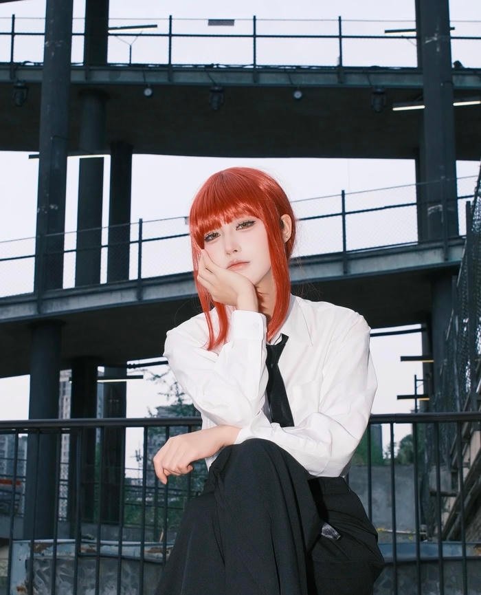 hình cosplay Makima ngoài trời