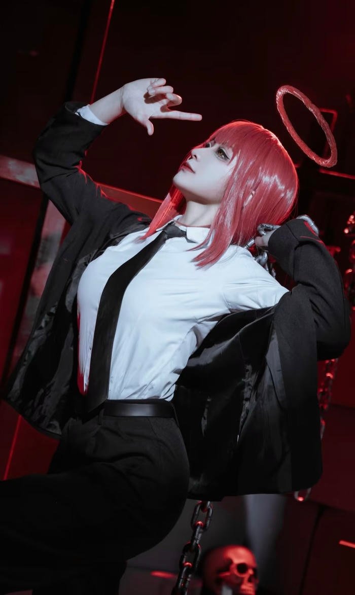 tạo dáng Makima kiểu kiểm soát