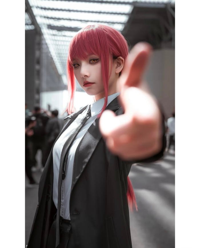 tạo hình Makima với cà vạt đen