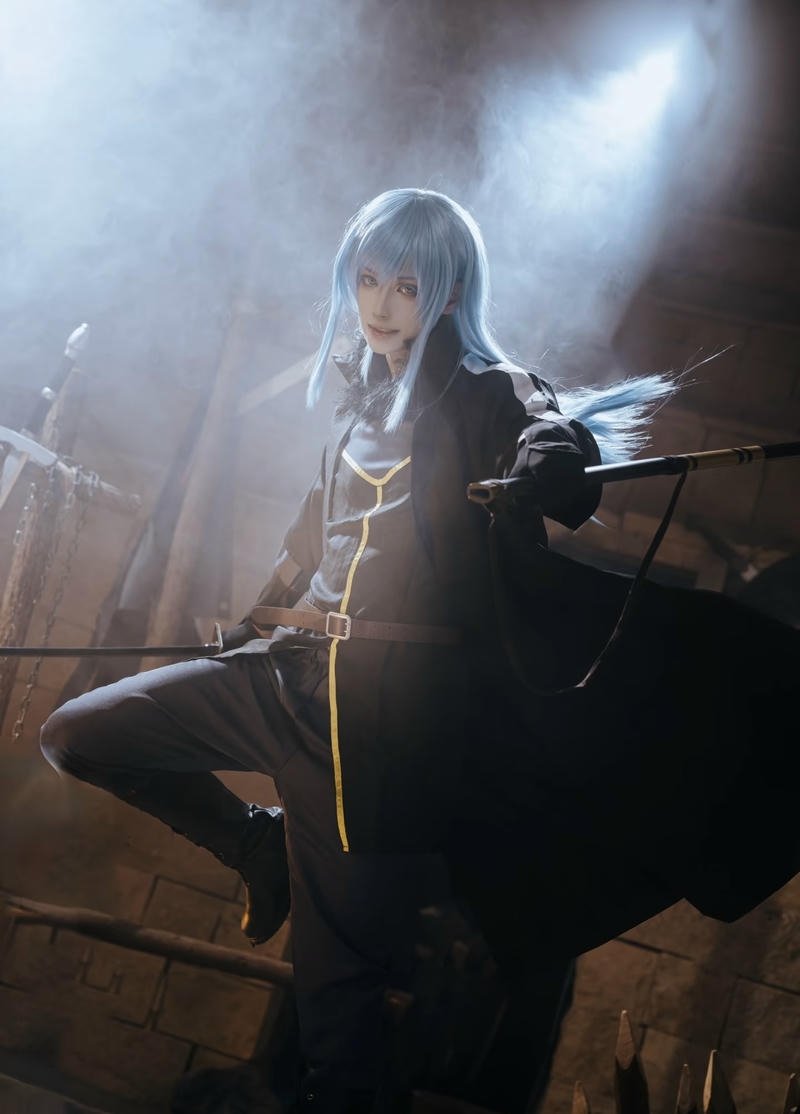 Ảnh Rimuru cosplay với outfit tối giản hiện đại