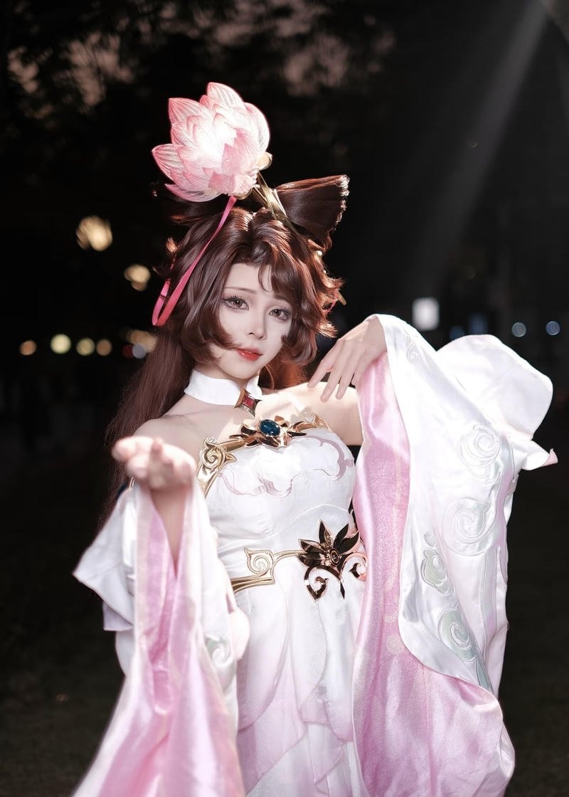Ảnh cosplay Điêu Thuyền trang phục cổ trang lụa mỏng